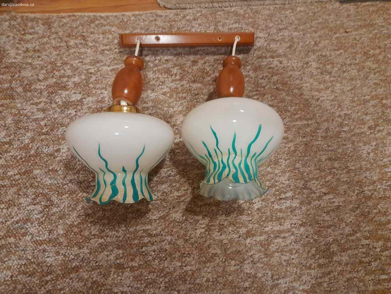 Daruji starší lustr. Daruji za odvoz starší zachovalý lustr - kombinace dřevo a sklo. Délka cca 40 cm, šířka cca 40 cm. Po domluvě možné také zaslat Balíkovnou, nebo PPL (po úhradě nákladů na balení a dopravu)