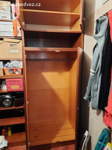 Daruji starší šatní skříň.