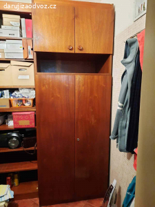 Daruji starší šatní skříň.