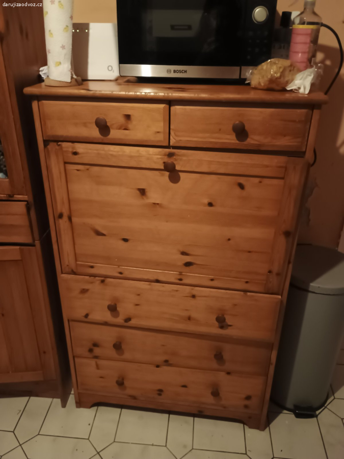 Daruji starsi skrin z Ikea z borovicoveho dreva