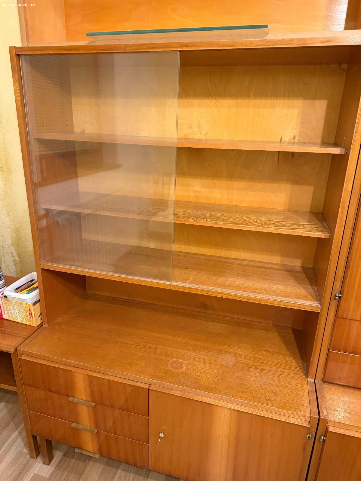 Daruji starý nábytek. Daruji starý nábytek  jedná se o skříň , vitrínu, stolek