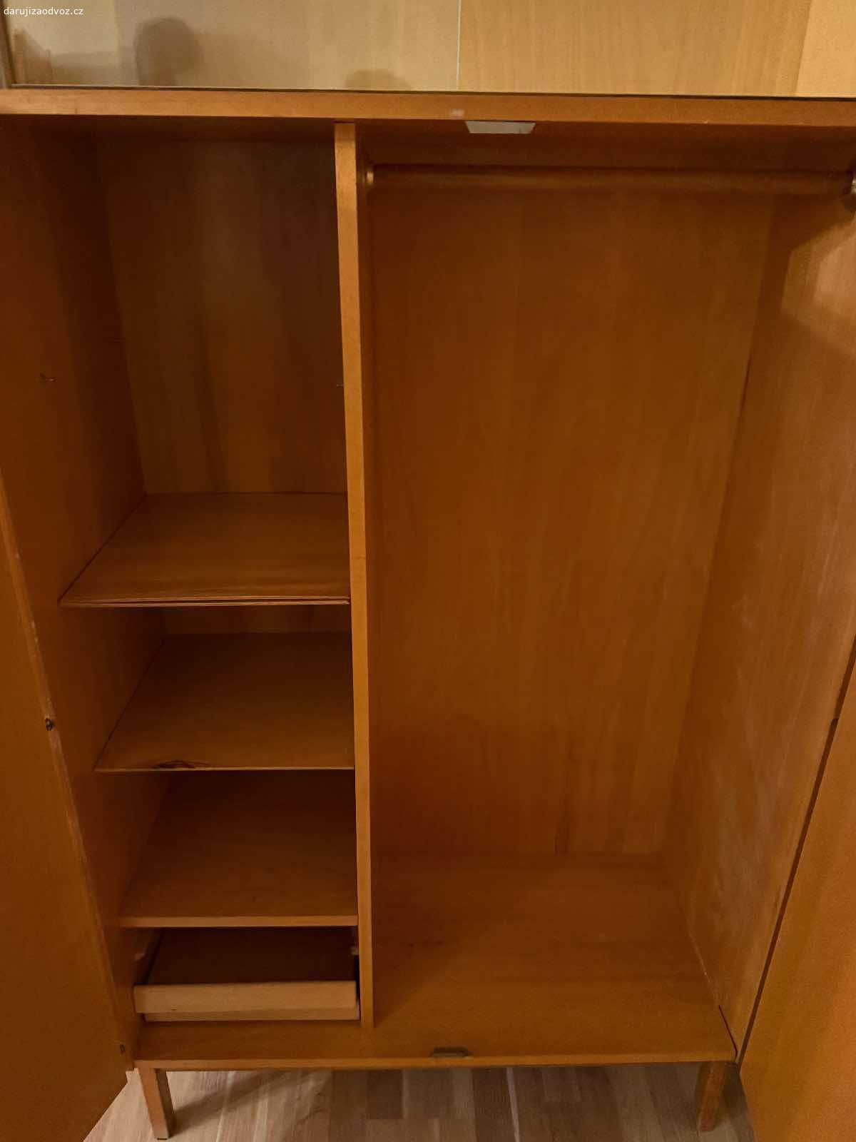 Daruji starý nábytek. Daruji starý nábytek  jedná se o skříň , vitrínu, stolek
