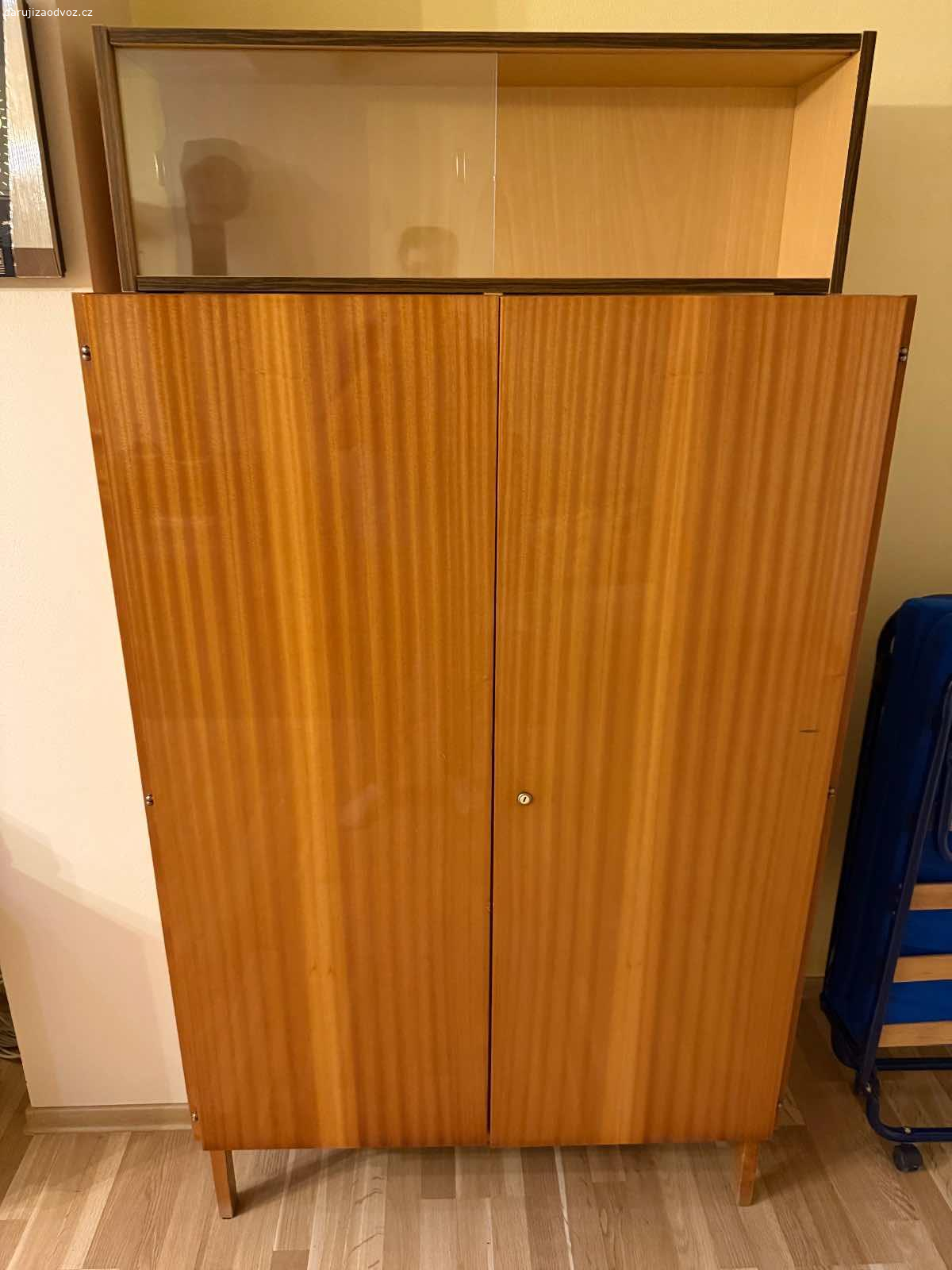 Daruji starý nábytek. Daruji starý nábytek  jedná se o skříň , vitrínu, stolek