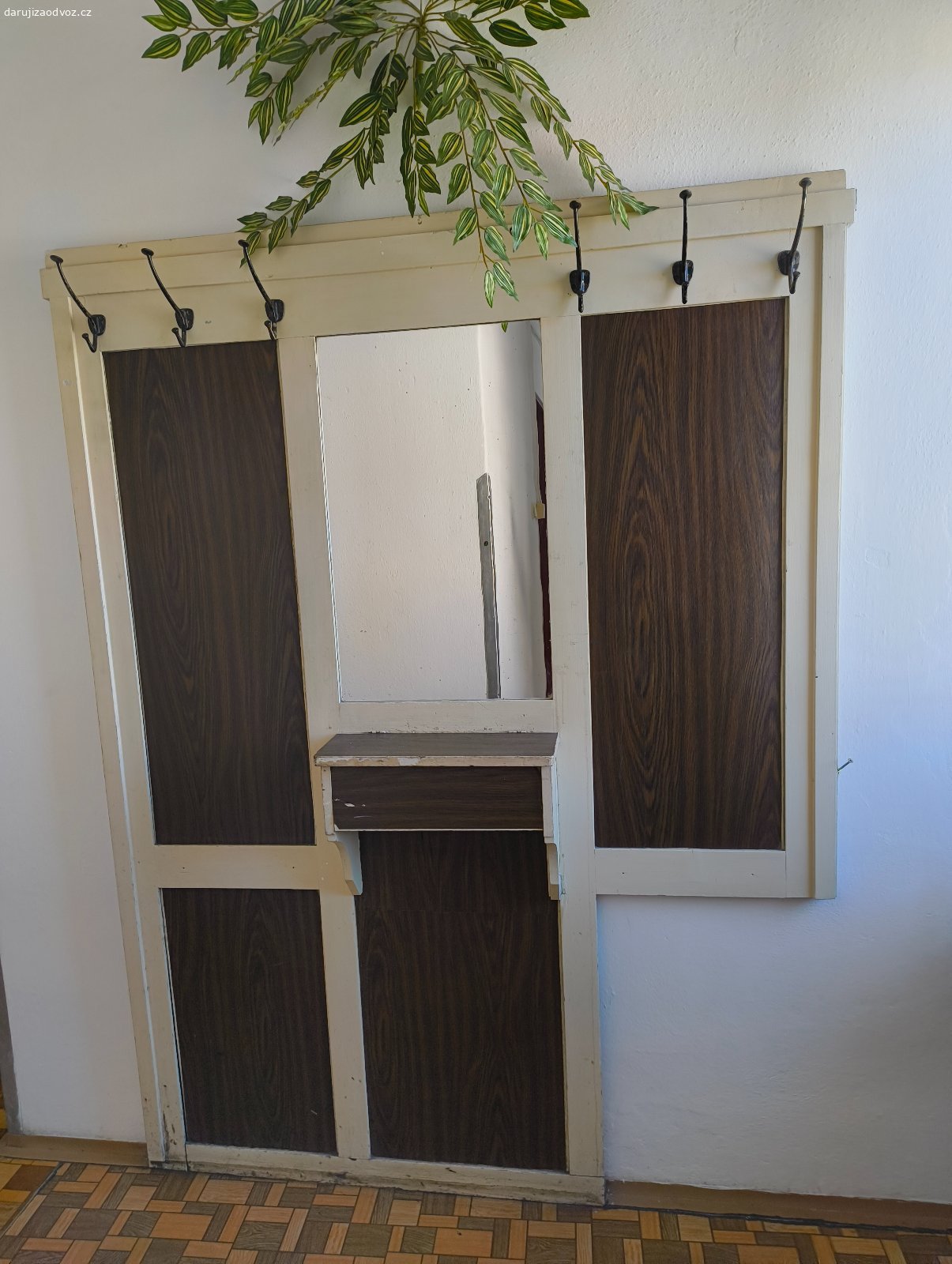 Daruji starý nábytek. Daruji starý nábytek za vlastní odvoz.
Daruji: 3 dřevěné postele 80*120 cm, staré matrace, 2 peřiňáky, dřevěný psací stůl, skříňky, police a věšák.

Pro více fotek mě kontaktujte na email.