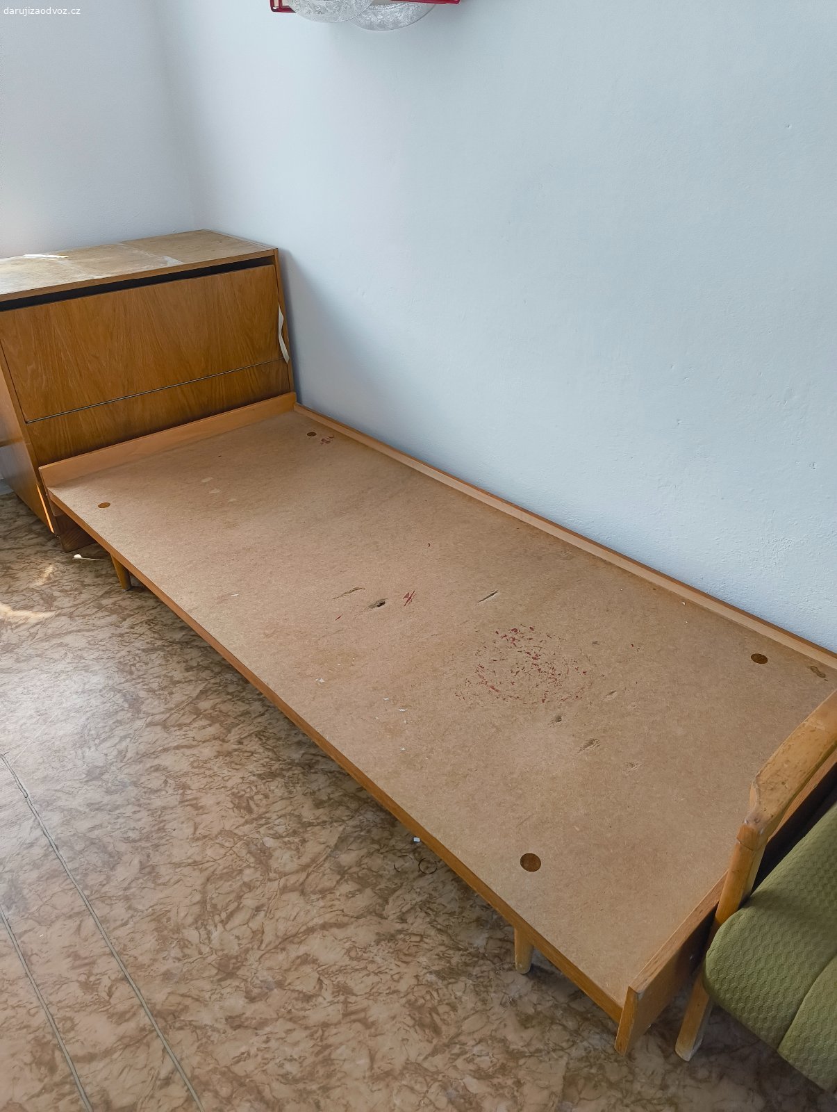 Daruji starý nábytek. Daruji starý nábytek za odvoz.

K odběru tři dřevěné postele, peřiňáky 2 ks, psací stůl, věšák, skříňky. 
Možná i kuchyň, ale už je v horším stavu, místy nabobtnalá od vody.