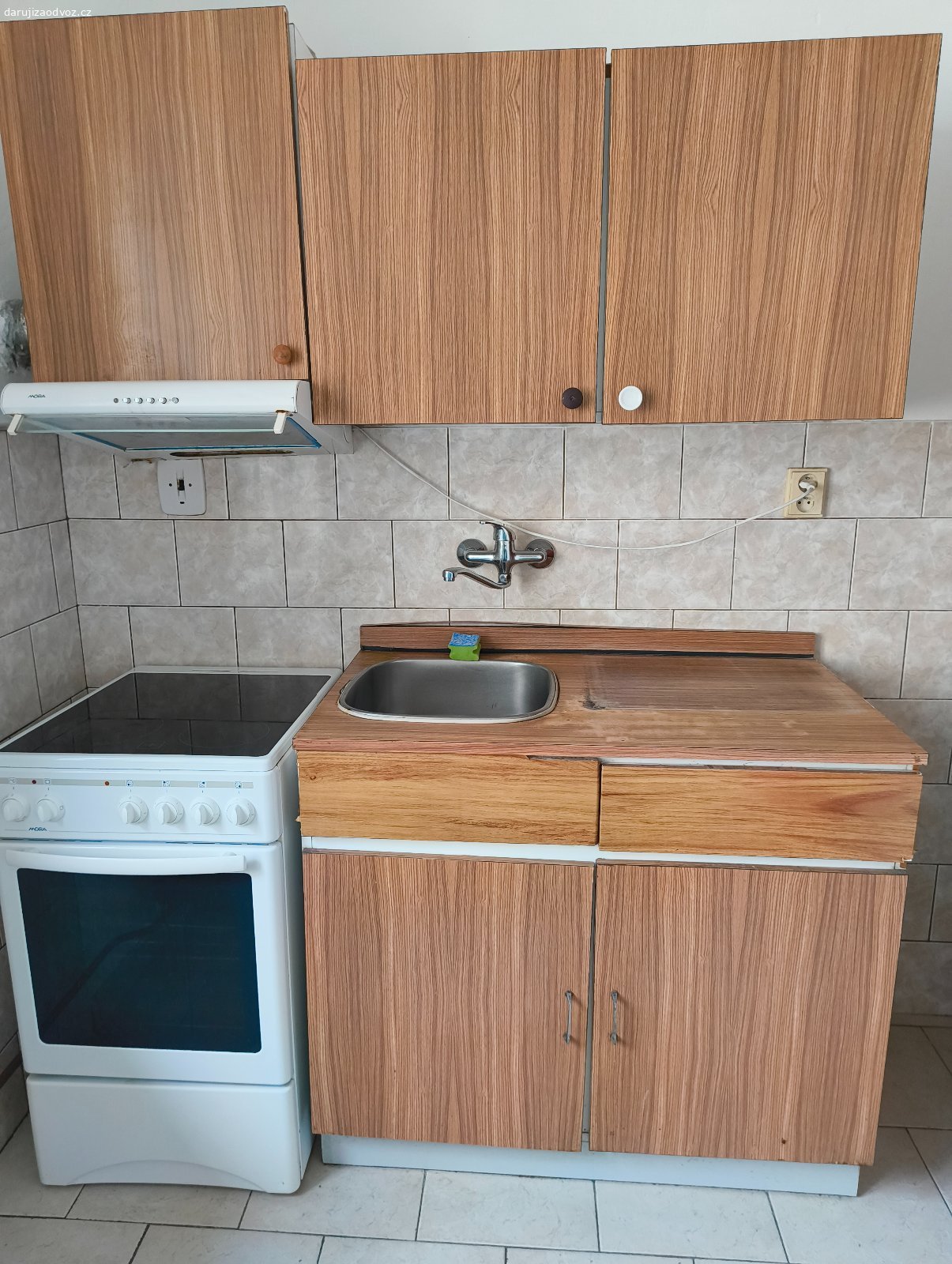 Daruji starý nábytek. Daruji starý nábytek za odvoz.

K odběru tři dřevěné postele, peřiňáky 2 ks, psací stůl, věšák, skříňky. 
Možná i kuchyň, ale už je v horším stavu, místy nabobtnalá od vody.