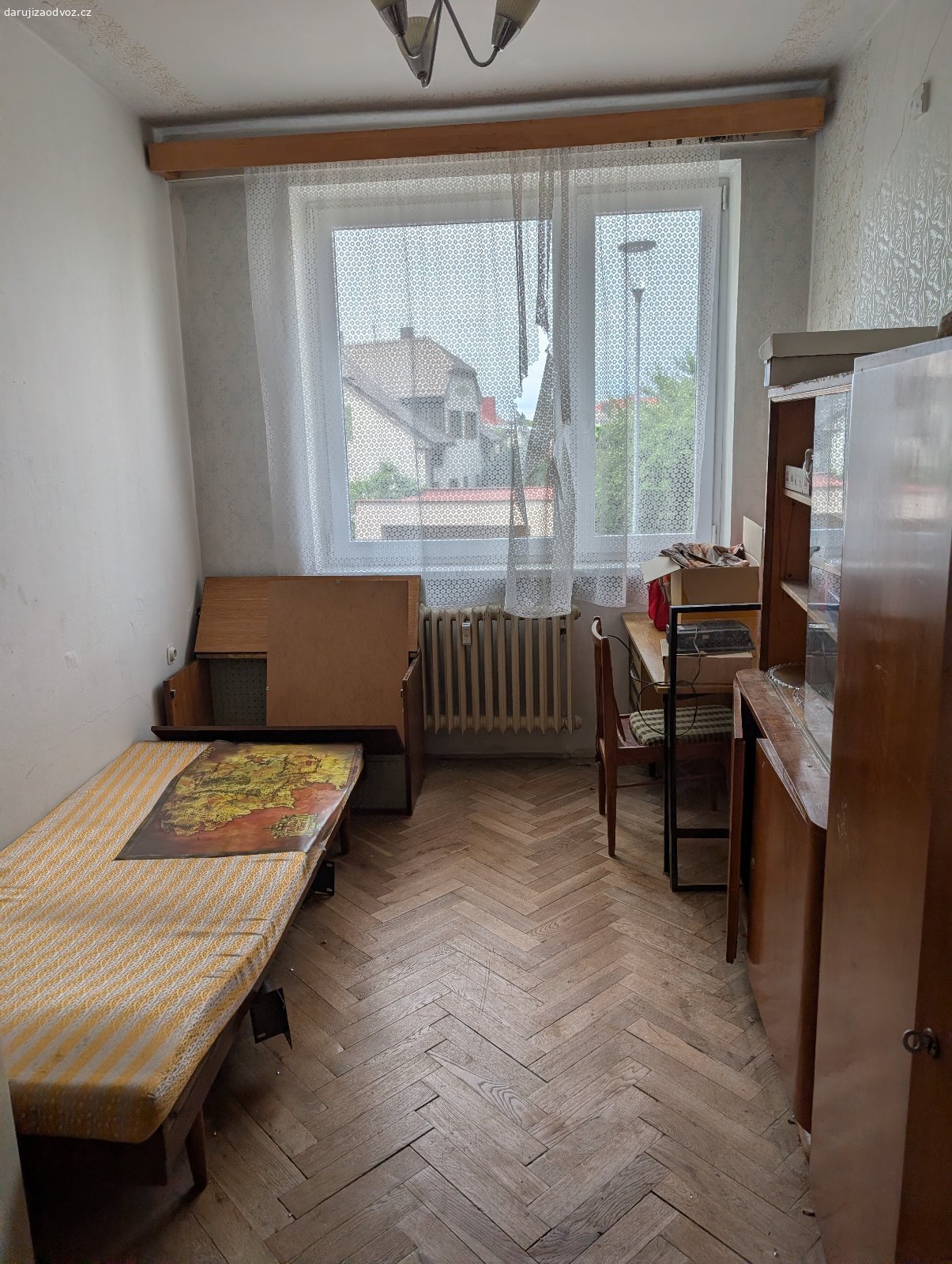 Daruji starý nábytek. Daruji starý nábytek, lokalita Žďár nad Sázavou. Pouze osobní předání. Halabala stůl je rezervován.