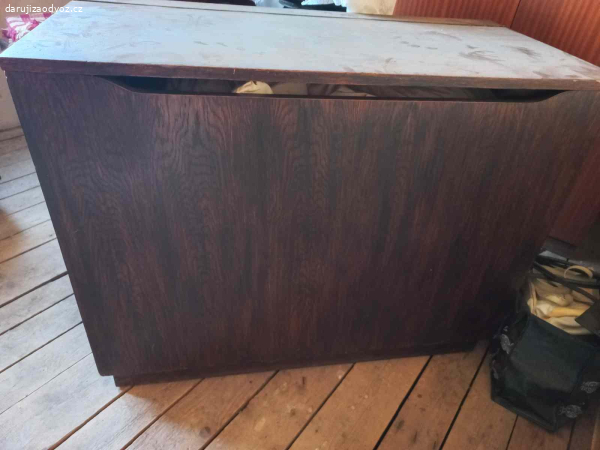 Daruji starý retro peřiňák