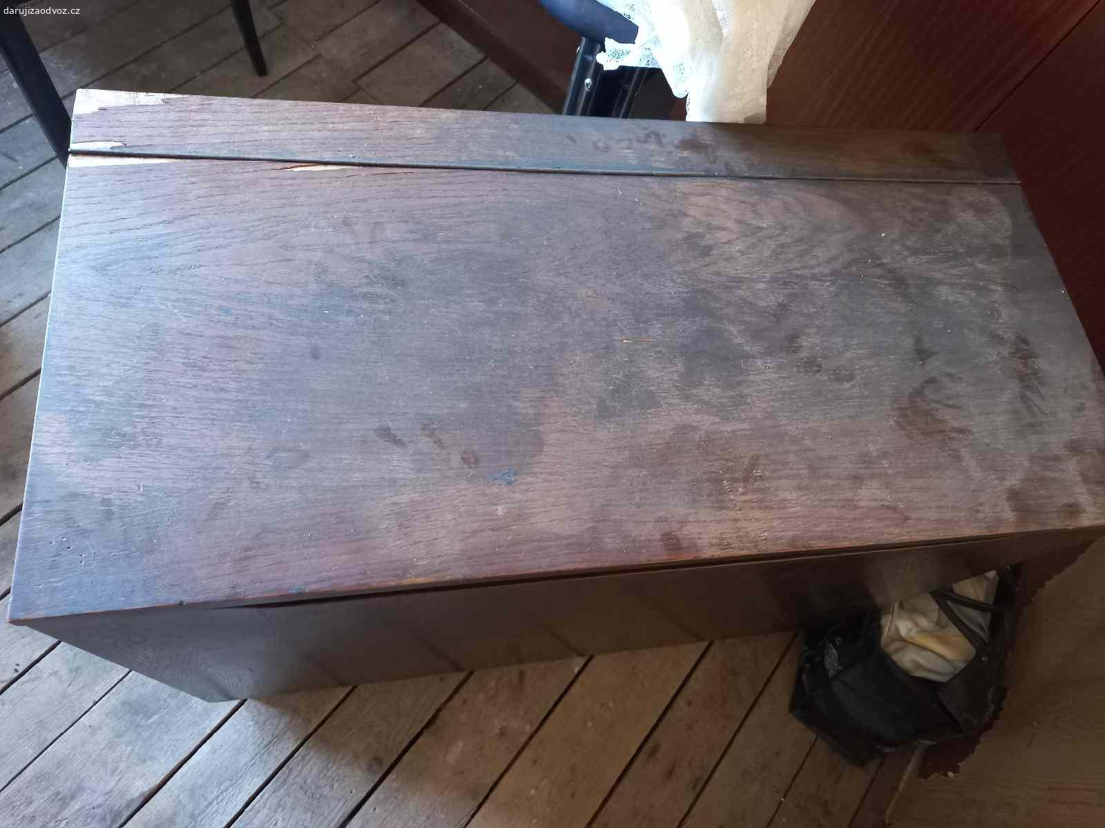 Daruji starý retro peřiňák. Daruji za odvoz, stav velmi dobrý viz foto, rozmery cca s100xv80x550