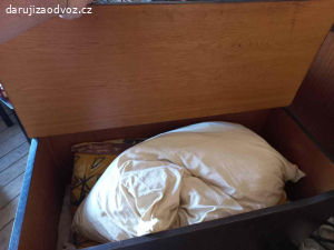 Daruji starý retro peřiňák