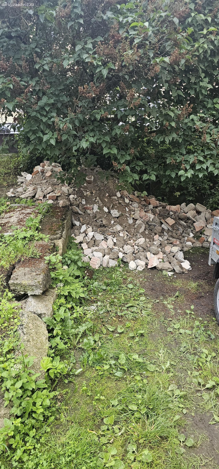 Daruji stavební suť. Daruju stavební suť (cihly, beton, omítka – bez nebezpečného odpadu), ideální např. na:

zásypy,
vyrovnání terénu,
zpevnění cest nebo podklad pod stavby.
? Místo: okolí Jablonce nad Nisou
? Možný dovoz po domluvě