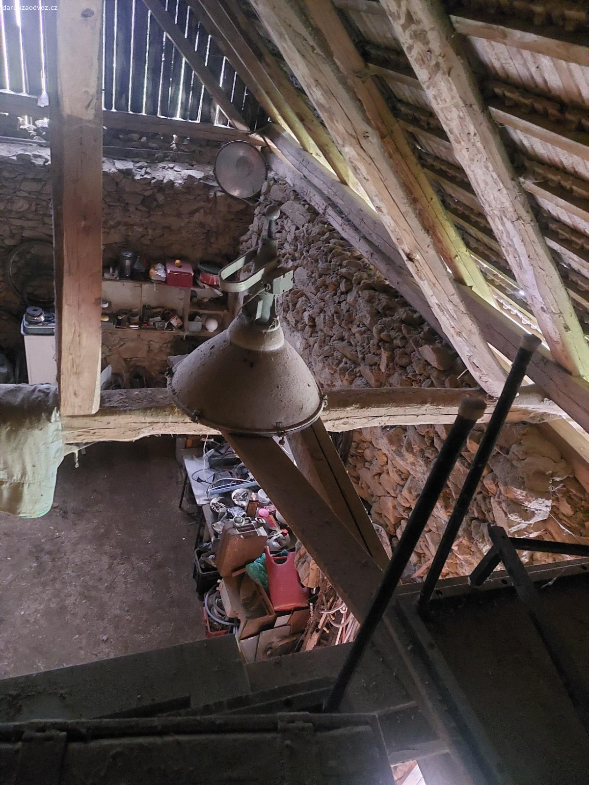 Daruji stavební svetla. Dvě velká světla používaná na stavbě.  Velký závit žárovek