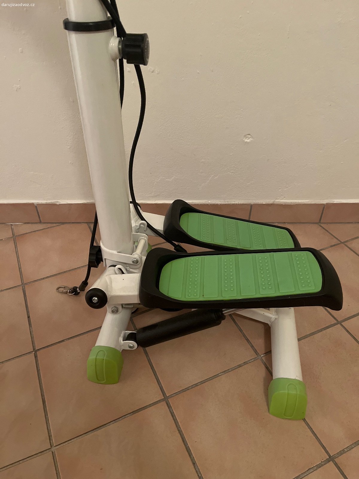 Daruji Stepper. Daruji nepoužívaný funkční Stepper HMS. Počítadlo je funkční. Celkově funkční bez poškození. Pouze trochu zanesený prachem.
