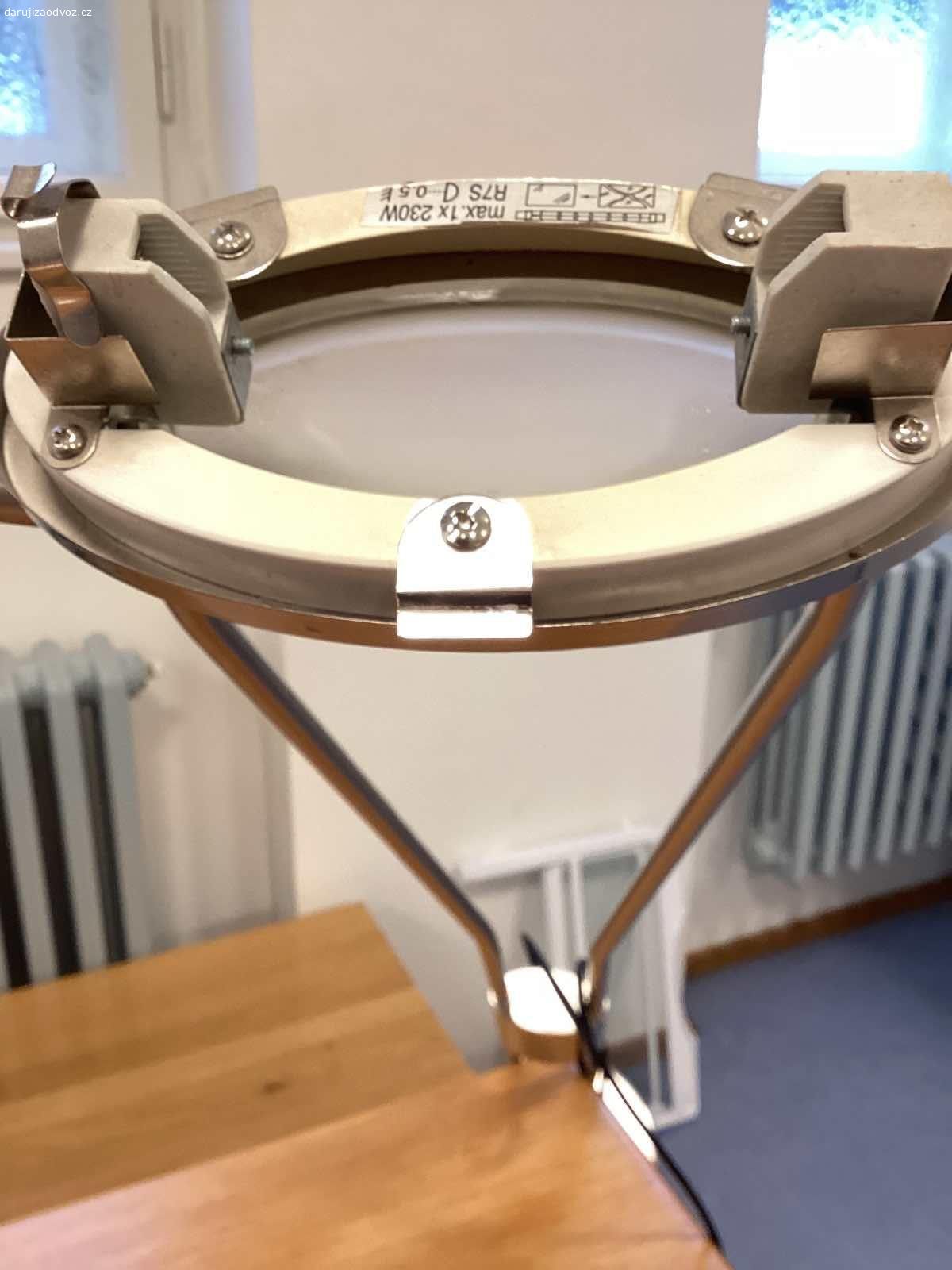 Daruji stojaci lampu. Daruji stojaci lampu bez širmu s originální žárovkou, Předání na Zátorce 670/20. Praha 6