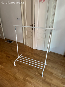 Daruji stojan na obleceni