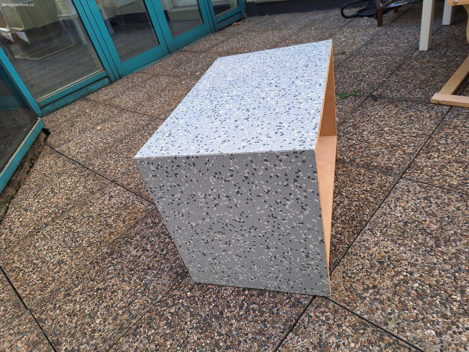 Daruji stolek/polici. Za odvoz prenecham poličku/stolek,  š. 70 cm, h. 43,5 cm, v. 59 cm, k vyzvednutí na adrese Soukenická 13 do 8. 5.