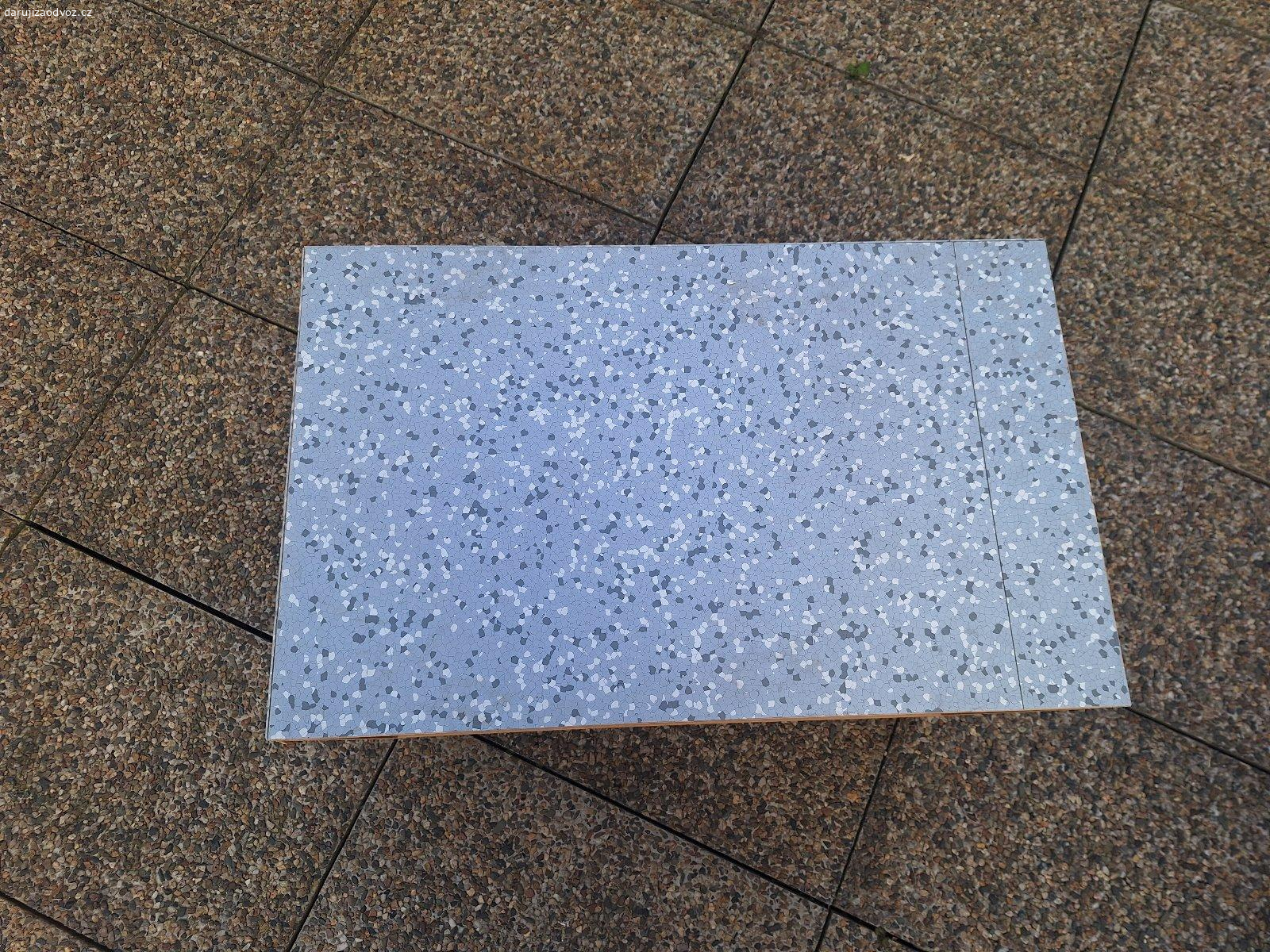 Daruji stolek/polici. Za odvoz prenecham poličku/stolek,  š. 70 cm, h. 43,5 cm, v. 59 cm, k vyzvednutí na adrese Soukenická 13 do 8. 5.