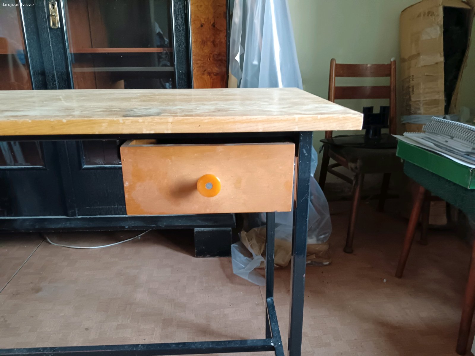 Daruji stolek. Daruji za odvoz stolek po babičce. Vhodný k renovaci. Konstrukce stolu je kovová. Délka 110 cm, šírka 45 cm, výška 72,5 cm. K vyzvednutí ve Fryčovicích, okr. Frýdek-Místek.