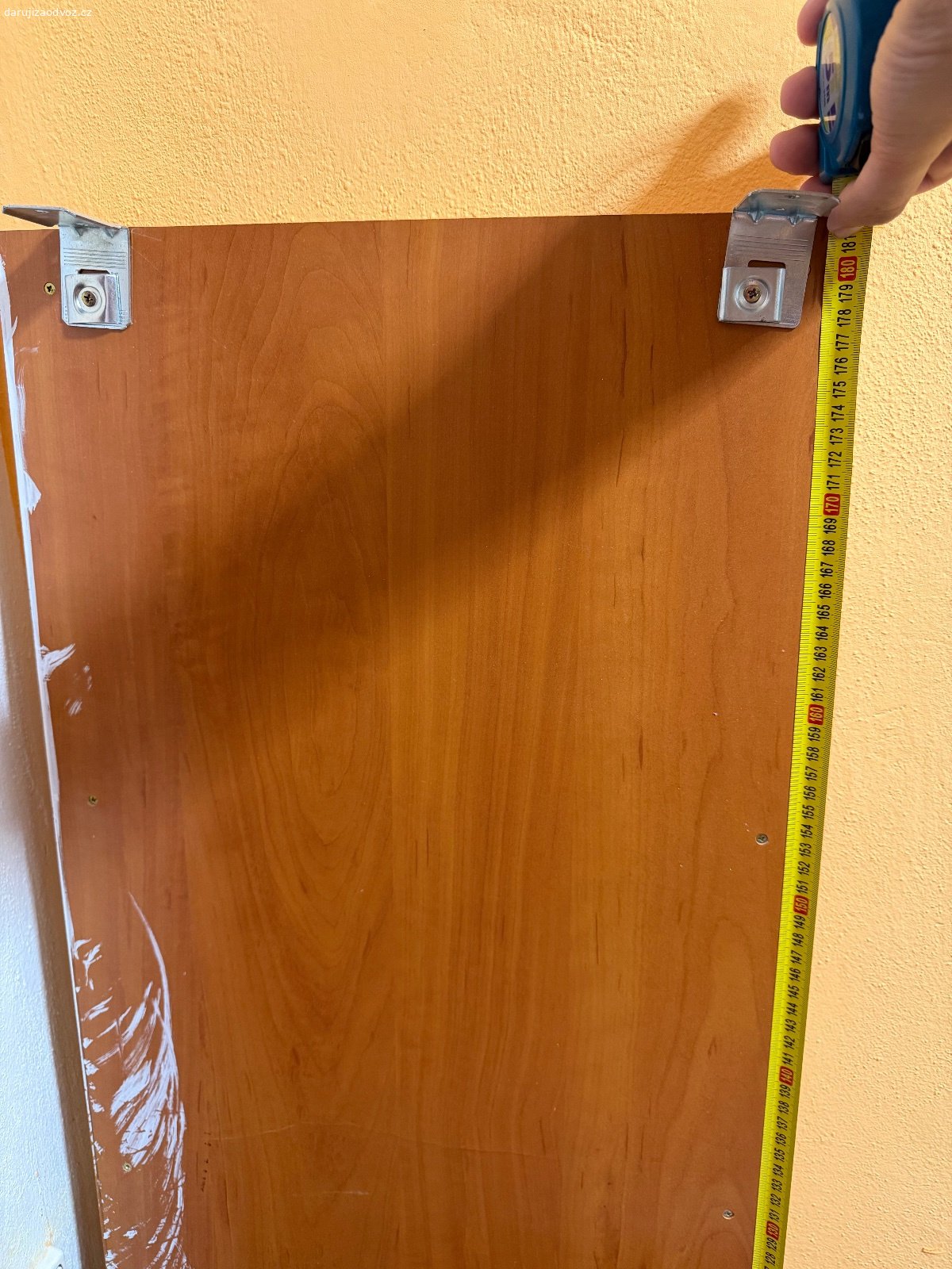 Daruji stolovou desku rohovou. Darují za odvoz rohovou stolovou desku o rozměru cca 180x160cm