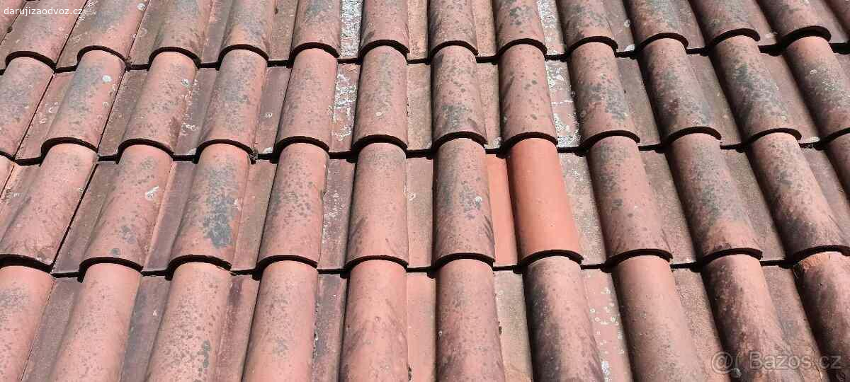 Daruji střešní pálené tašky. Nabízím střešní pálené tašky, použité ve velmi dobrém stavu. 
Celkem k dispozici cca 160 m².
K vyzvednutí - Javorník - Čtyřkoly okres Benešov.