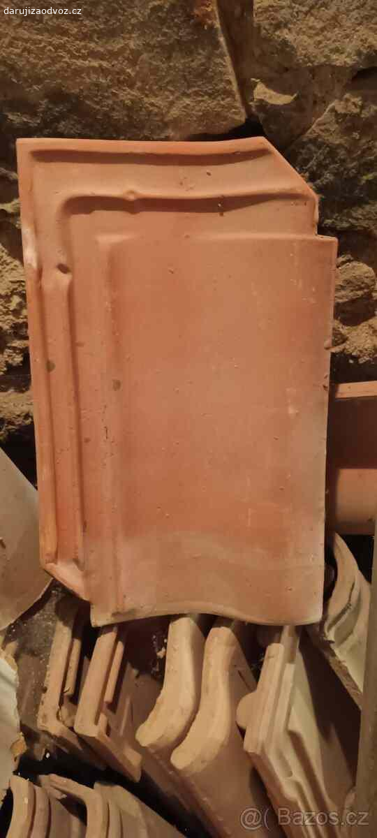 Daruji střešní pálené tašky. Nabízím střešní pálené tašky, použité ve velmi dobrém stavu. 
Celkem k dispozici cca 160 m².
K vyzvednutí - Javorník - Čtyřkoly okres Benešov.