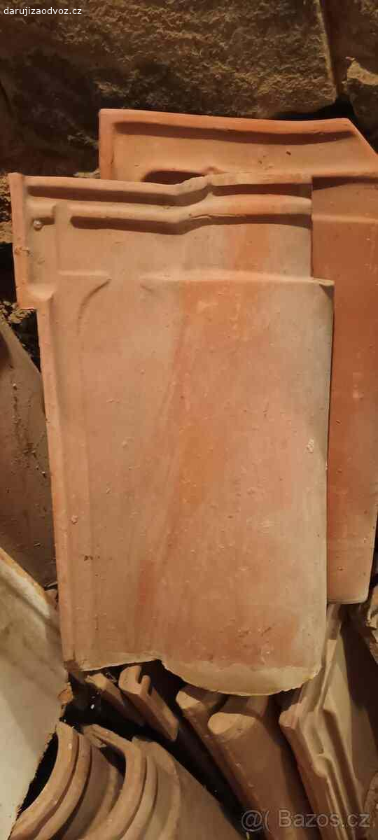 Daruji střešní pálené tašky. Nabízím střešní pálené tašky, použité ve velmi dobrém stavu. 
Celkem k dispozici cca 160 m².
K vyzvednutí - Javorník - Čtyřkoly okres Benešov.