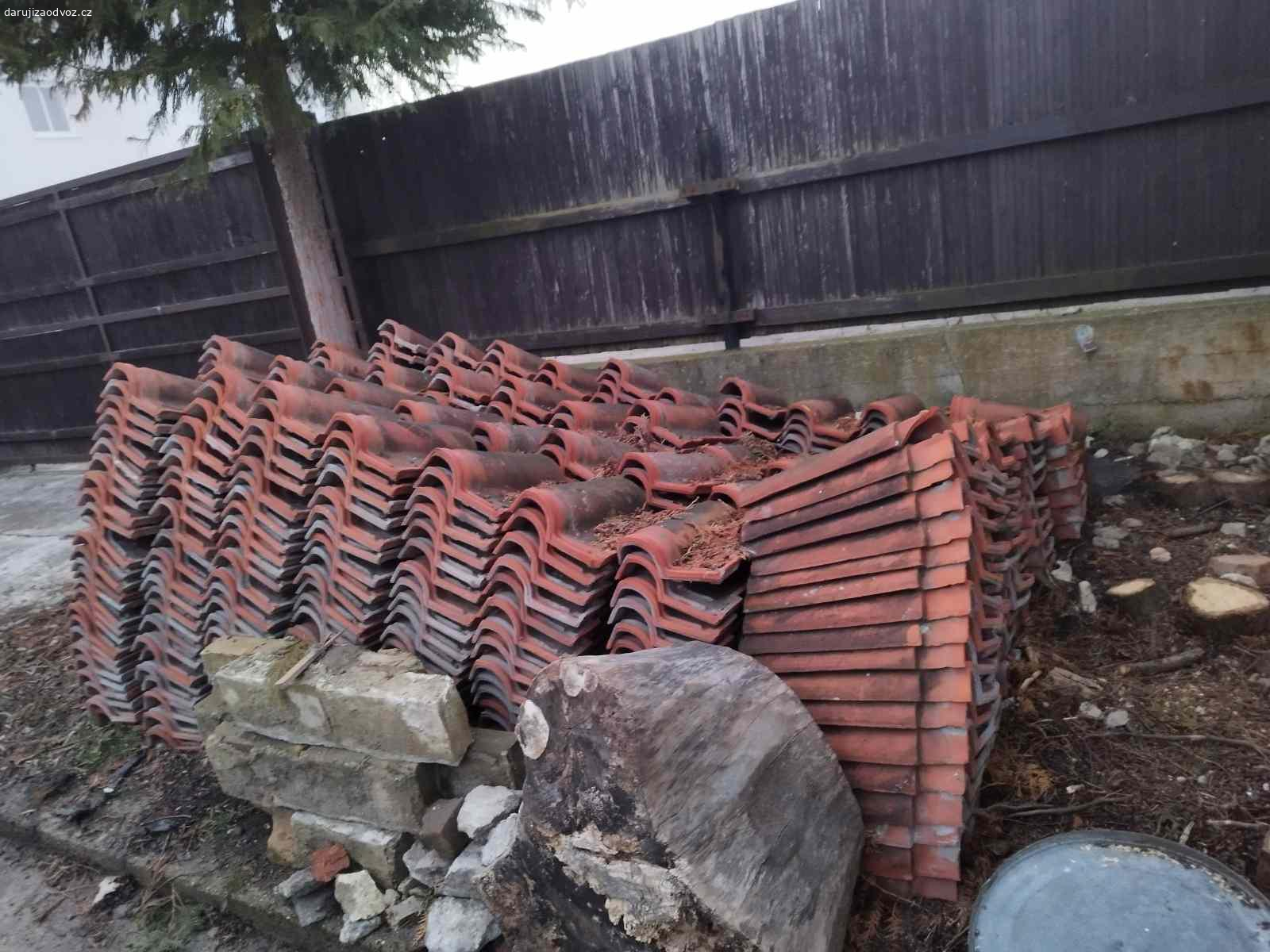 Daruji střešní tašky. daruji starší střešní tašky