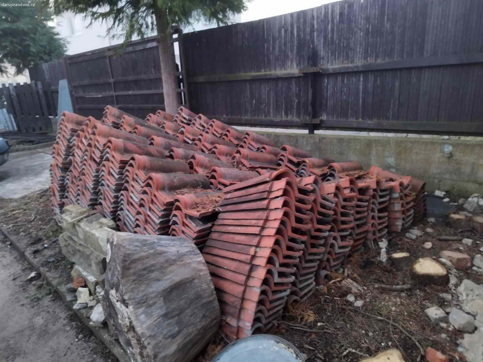 Daruji střešní tašky. daruji starší střešní tašky