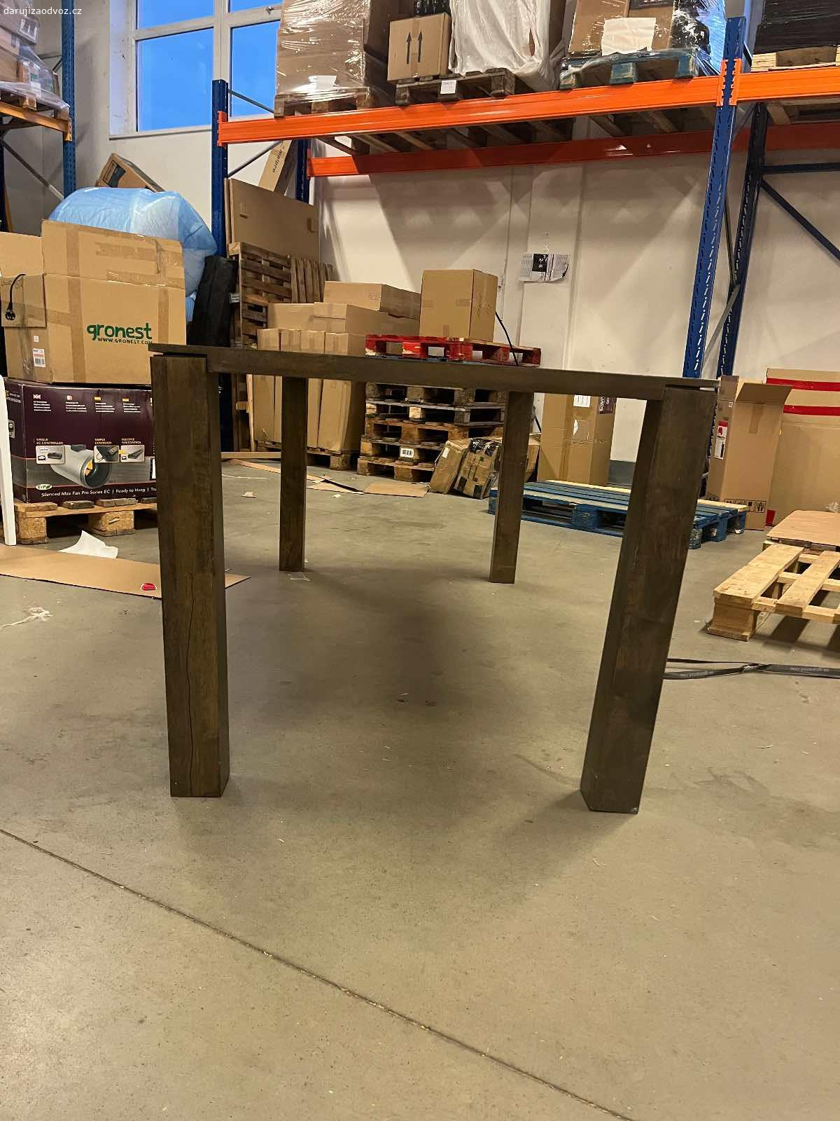 Daruji stůl 180x90x76, čím dřív tím líp, překáží. Čím dřív vyzvednete tím lépe, překáží nám na firmě, používán jako stůl do kuchyně.
Nohy jsou rozviklané ale nedělá to žádnou vadu když stojí na místě 
180cm délka
90cm šířka 
76cm výška