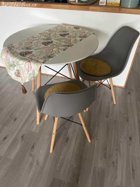 Daruji stůl + 2 židle. ▶️ REZERVOVÁNO ◀️

Daruji jídelní stůl + 2 židle:

Materiál desky: Polypropylen
Materiál nohou: Buk
Průměr deska: 80 cm
Výška: 75 cm

Židle:
Materiál konstrukce: Dřevo, ocel
Materiál sedáku: Polypropylen
Výška sedu: 45 cm
Rozměry: 82x46x42 cm
Nosnost: 120 kg

Osobní odběr: Horoměřice