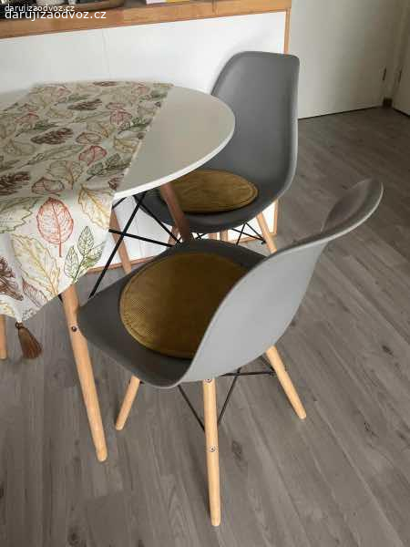 Daruji stůl + 2 židle. ▶️ REZERVOVÁNO ◀️

Daruji jídelní stůl + 2 židle:

Materiál desky: Polypropylen
Materiál nohou: Buk
Průměr deska: 80 cm
Výška: 75 cm

Židle:
Materiál konstrukce: Dřevo, ocel
Materiál sedáku: Polypropylen
Výška sedu: 45 cm
Rozměry: 82x46x42 cm
Nosnost: 120 kg

Osobní odběr: Horoměřice