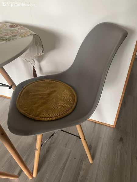 Daruji stůl + 2 židle. ▶️ REZERVOVÁNO ◀️

Daruji jídelní stůl + 2 židle:

Materiál desky: Polypropylen
Materiál nohou: Buk
Průměr deska: 80 cm
Výška: 75 cm

Židle:
Materiál konstrukce: Dřevo, ocel
Materiál sedáku: Polypropylen
Výška sedu: 45 cm
Rozměry: 82x46x42 cm
Nosnost: 120 kg

Osobní odběr: Horoměřice