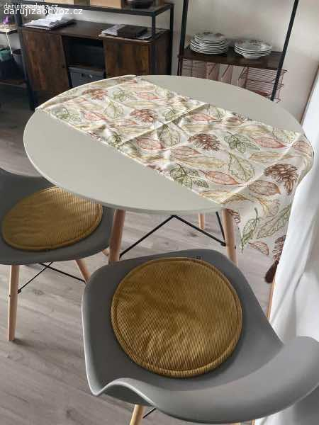 Daruji stůl + 2 židle. ▶️ REZERVOVÁNO ◀️

Daruji jídelní stůl + 2 židle:

Materiál desky: Polypropylen
Materiál nohou: Buk
Průměr deska: 80 cm
Výška: 75 cm

Židle:
Materiál konstrukce: Dřevo, ocel
Materiál sedáku: Polypropylen
Výška sedu: 45 cm
Rozměry: 82x46x42 cm
Nosnost: 120 kg

Osobní odběr: Horoměřice
