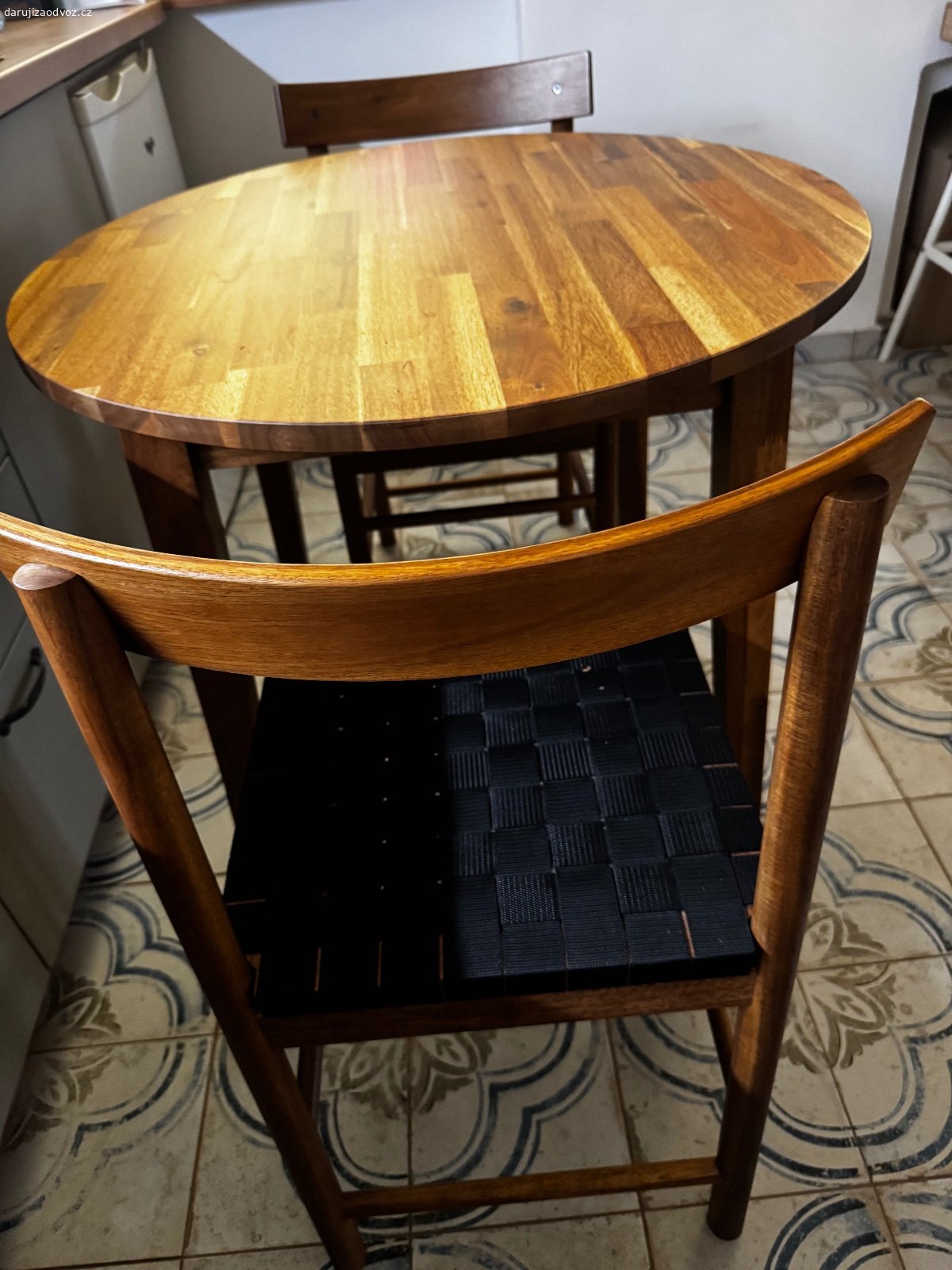 Daruji stůl+2 židle. Daruji kulatý jídelní stůl a dvě židle, obojí IKEA. 
Tmavé dřevo, židle s černým sedákem.
Průměr stolu 80 cm.