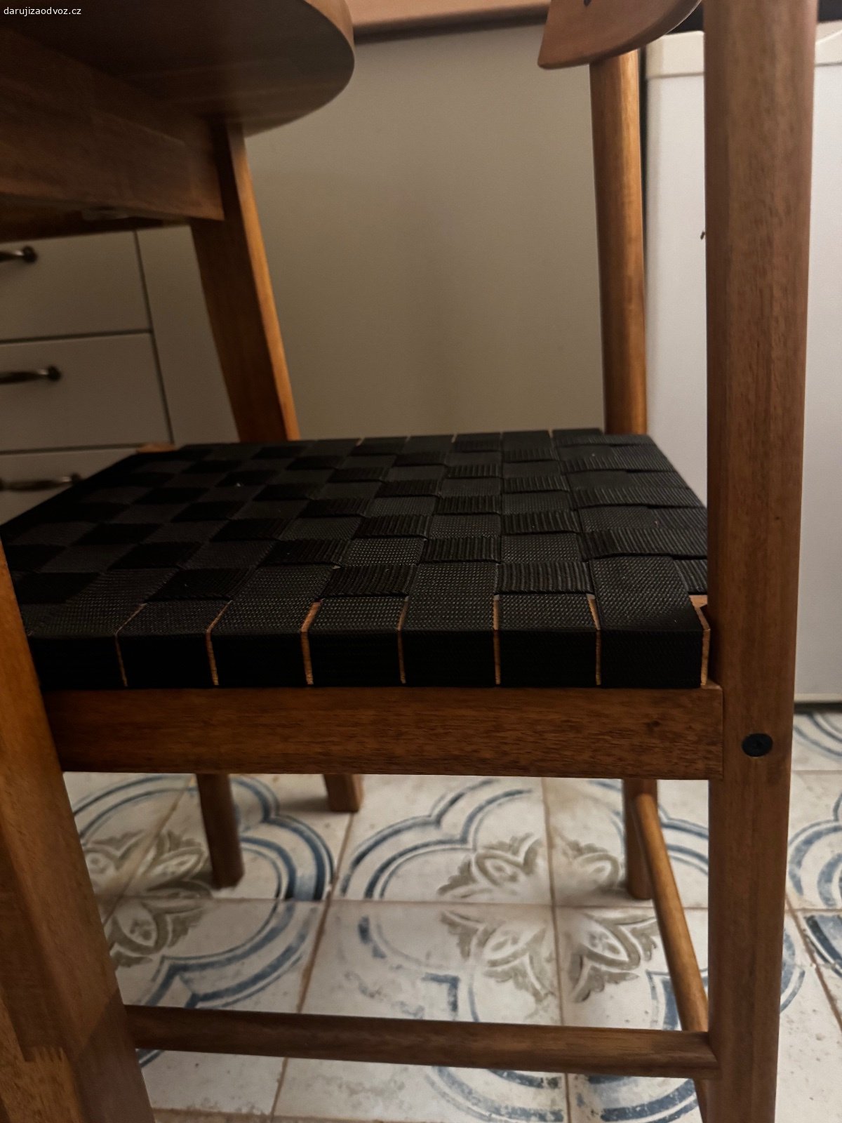 Daruji stůl+2 židle. Daruji kulatý jídelní stůl a dvě židle, obojí IKEA. 
Tmavé dřevo, židle s černým sedákem.
Průměr stolu 80 cm.