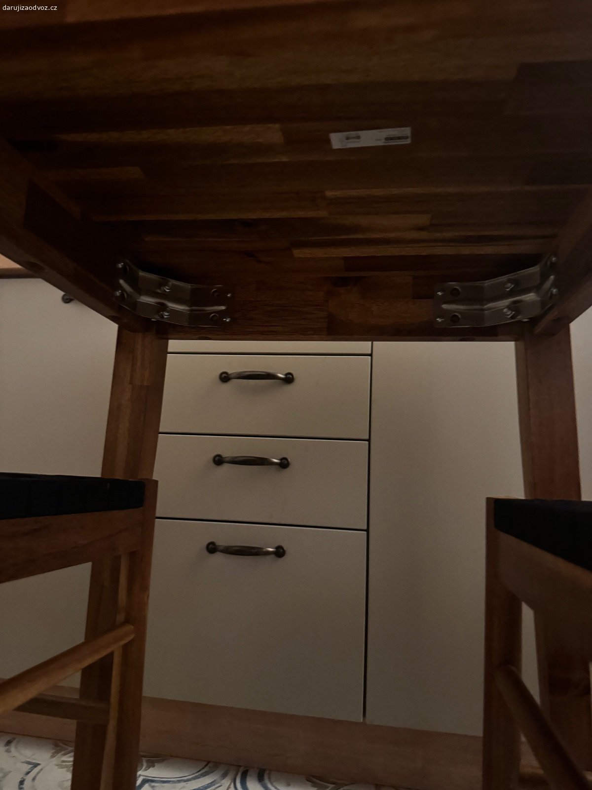Daruji stůl+2 židle. Daruji kulatý jídelní stůl a dvě židle, obojí IKEA. 
Tmavé dřevo, židle s černým sedákem.
Průměr stolu 80 cm.