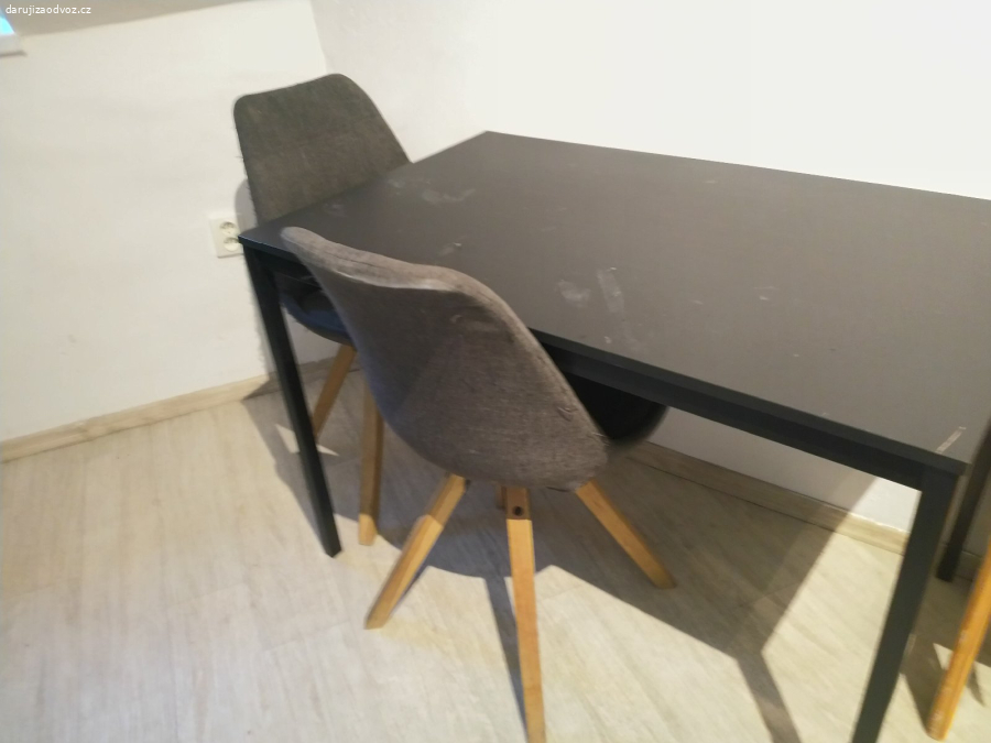 Daruji stůl a 3 stejné židle