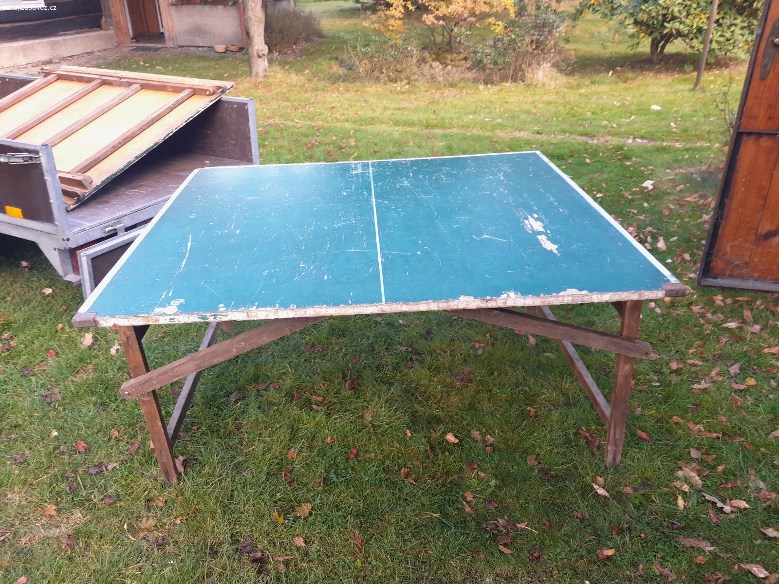 Daruji stůl na stolní tenis. Daruji stůl na stolní tenis. Deska laťovka, nohy dřevěné. Je použitelný, nicméně oprava laku a některých hran by prospěla. Po dohodě možno předat ve Frýdku-Místku.