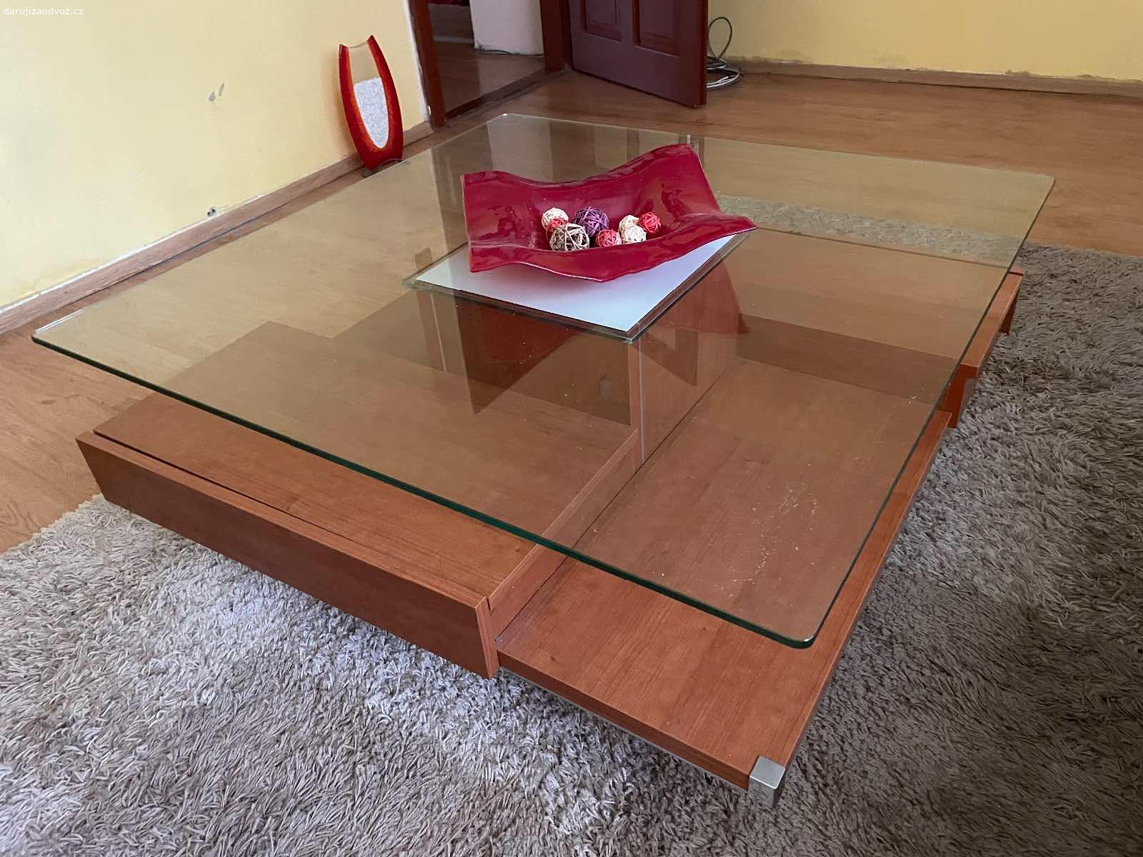 Daruji stůl. Konferenční stůl zdarma