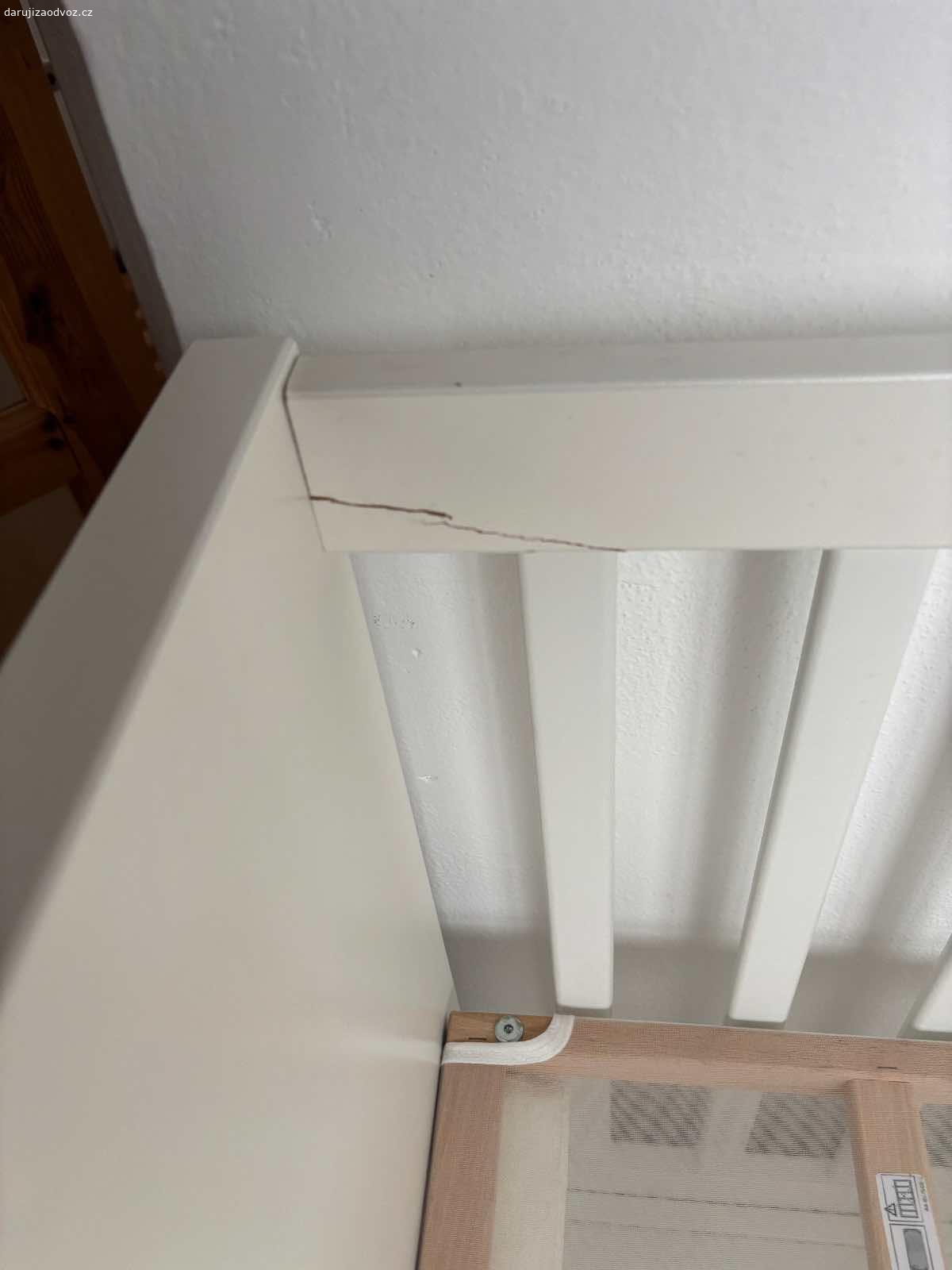 Daruji stůl. Dobry den, daruji postýlku. Stav dobry, poškozeni viz. Foto. Nemá vliv na funkci, ani bezpečnost. Aktuálně složená. V případě zájmu, ji mohu rozebrat .