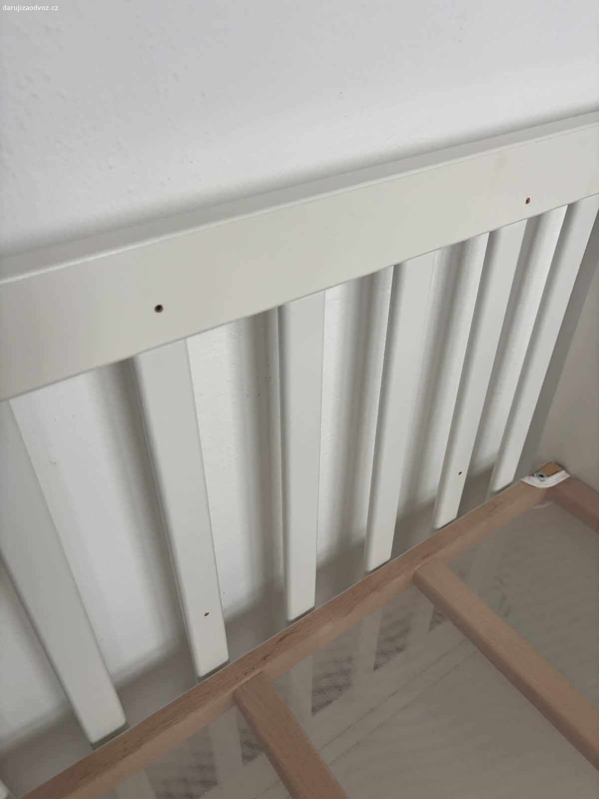 Daruji stůl. Dobry den, daruji postýlku. Stav dobry, poškozeni viz. Foto. Nemá vliv na funkci, ani bezpečnost. Aktuálně složená. V případě zájmu, ji mohu rozebrat .