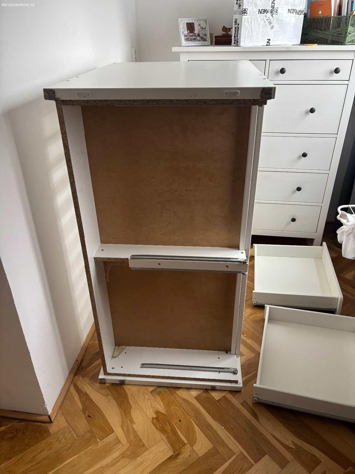 Daruji stůl. Dobry den, daruji postýlku. Stav dobry, poškozeni viz. Foto. Nemá vliv na funkci, ani bezpečnost. Aktuálně složená. V případě zájmu, ji mohu rozebrat .