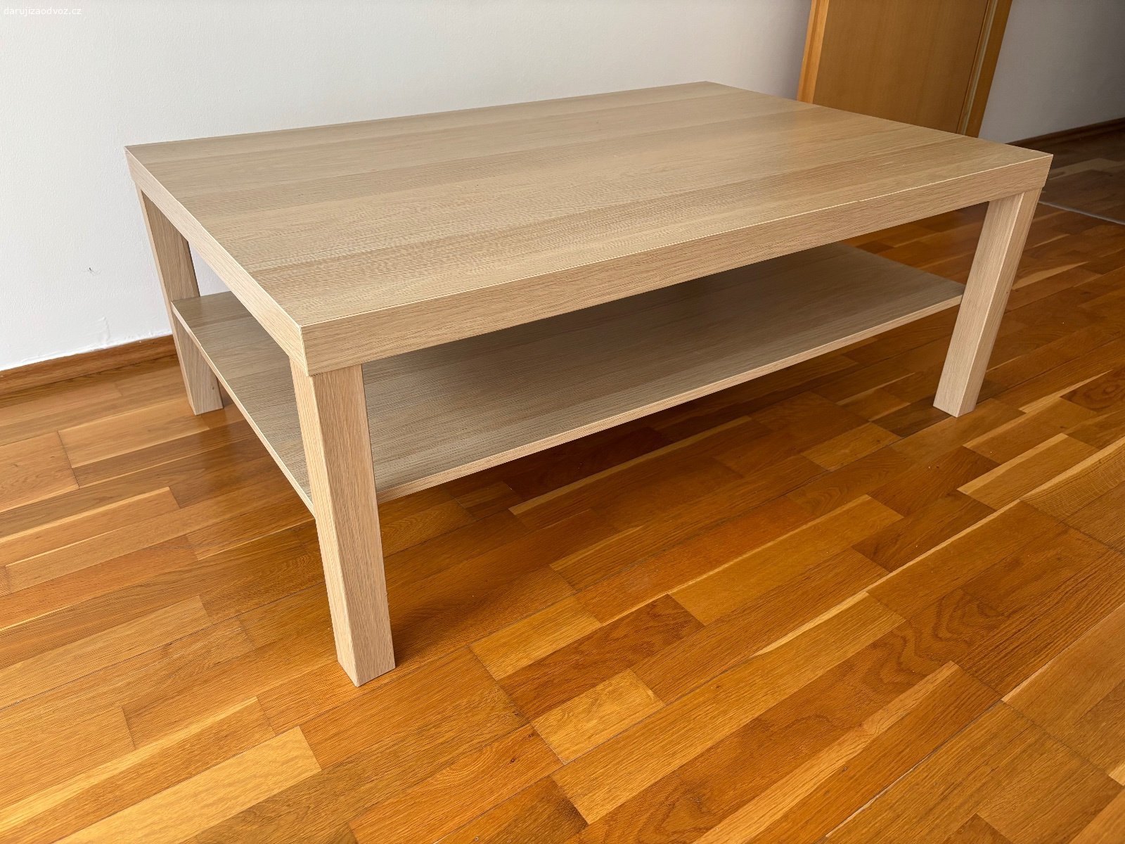 Daruji stůl. Daruji stůl původně zakoupen v Ikea viz foto. Má jen menši oděrky na vrchní straně jinak bez větších defektů. Rozměr cca 110 x 70 x 35. Nutno vyzvednout osobně na Praha 5 Jinonice. Pokud mate zajem uveďte tel. č. ve zprávě a ozvu se Vám zpět ohledně vyzvednutí. Děkuji, M.