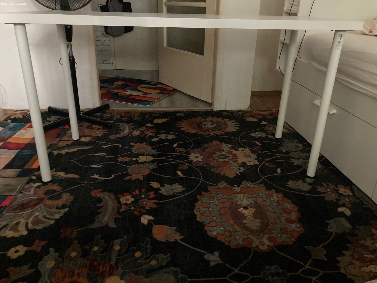 Daruji stůl. Stůl V.Š.D - 74,60,140, IKEA, bílý s kovovými nožkami.
Rok používaný, malé dvě retuše na desce.