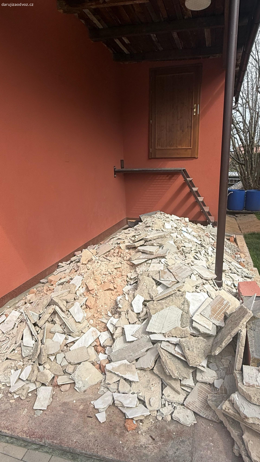 Daruji suť a cihly. Daruji cihly a suť z přestavby domu