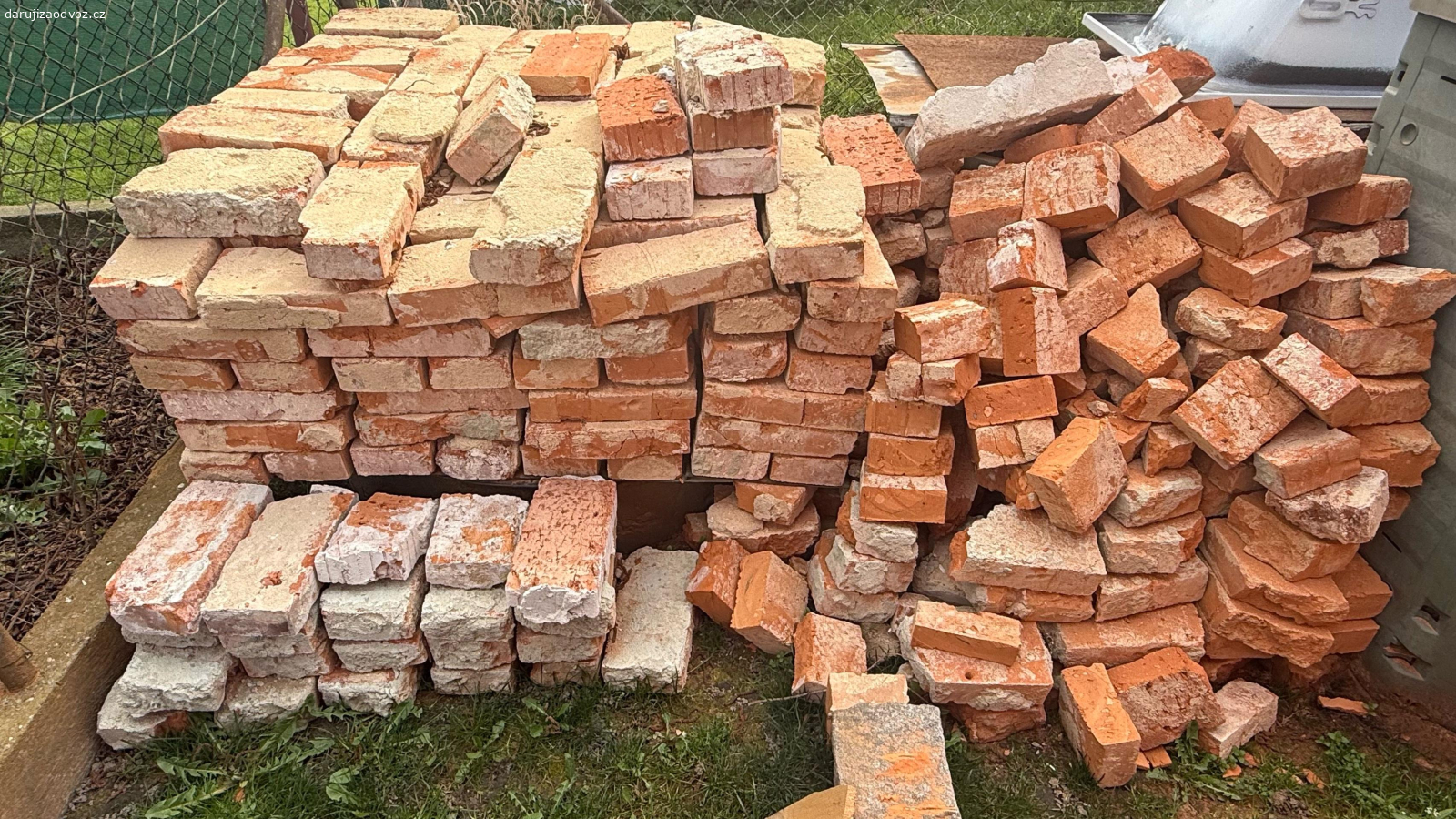 Daruji suť a cihly. Daruji cihly a suť z přestavby domu