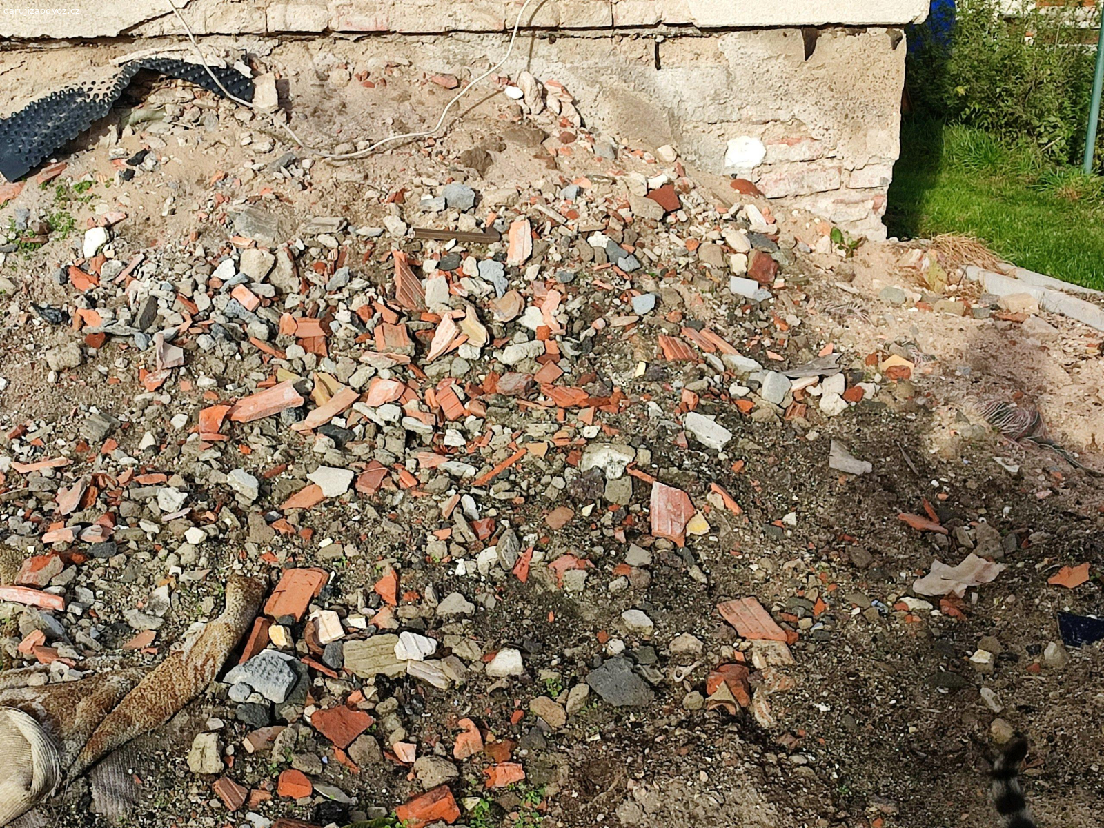 Daruji suť a staré tašky. suť mix beton nebo mix beton cihla a dále mix hlína cihla beton + staré tašky a cihly dle foto