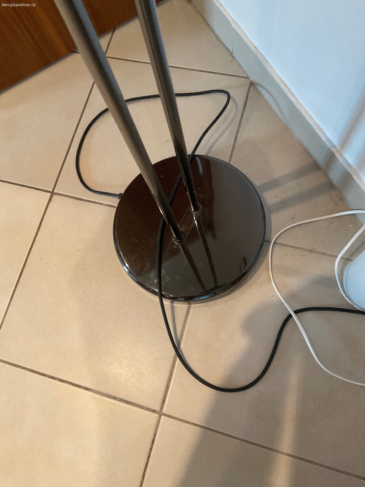 DARUJI SVĚTLO - LAMPU 185 CM funkční. funkční stojací lampa, bodovka a nahoře halogen .
Horní halogen je nutno koupit, ale jinak lampa je plně funkční, daruji  že se mi nelíbí