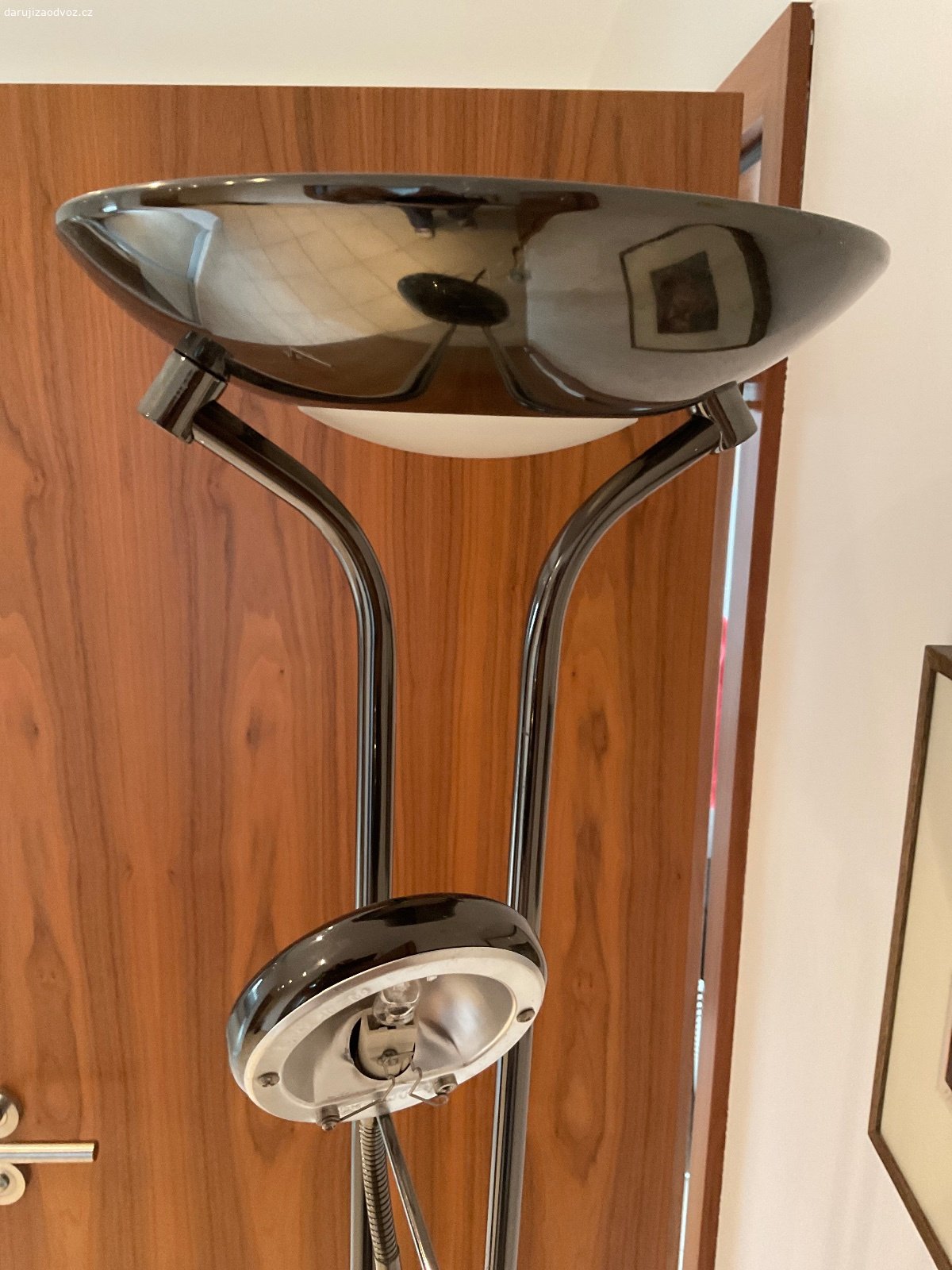 DARUJI SVĚTLO - LAMPU 185 CM funkční. funkční stojací lampa, bodovka a nahoře halogen .
Horní halogen je nutno koupit, ale jinak lampa je plně funkční, daruji  že se mi nelíbí