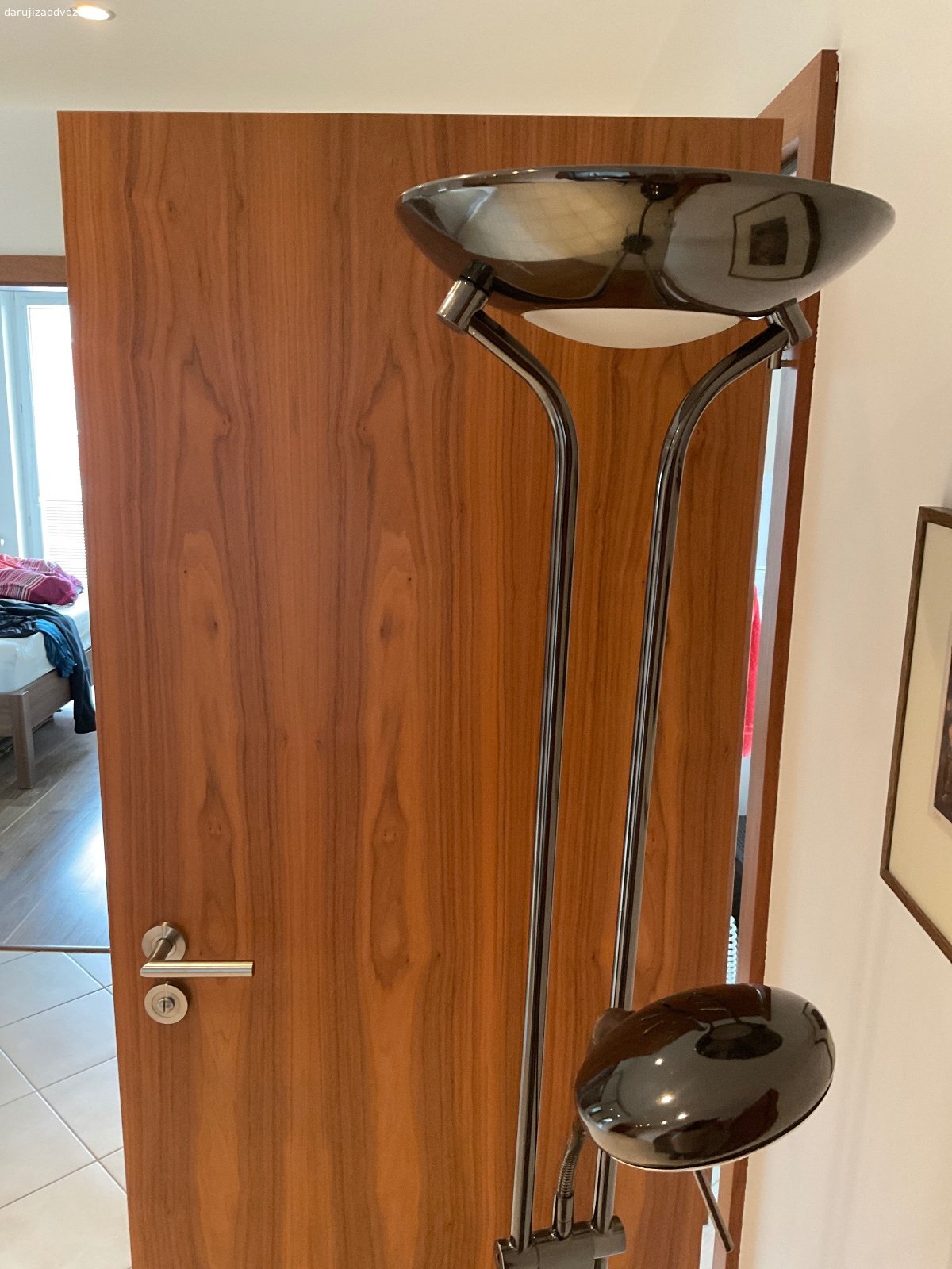 DARUJI SVĚTLO - LAMPU 185 CM funkční. funkční stojací lampa, bodovka a nahoře halogen .
Horní halogen je nutno koupit, ale jinak lampa je plně funkční, daruji  že se mi nelíbí